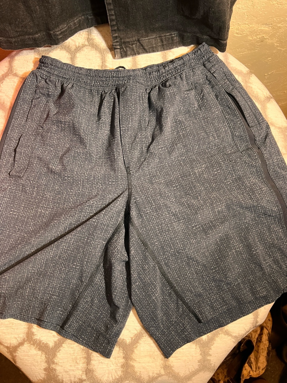 lululemon athletica Men's Pace Breaker Heathered Charcoal Drawstring Shorts - Picture 9 of 9